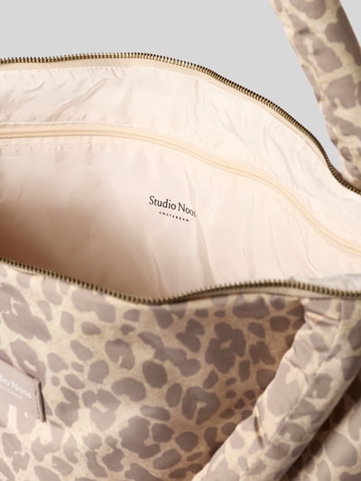 Produktfoto, Handtasche im Allover-Look Modell 'Puffy Diaper Bag' von STUDIO NOOS, Hauptfach mit Reißverschluss, Label-Detail, Tragehenkel, Breite 57 cm, Länge 42 cm, Tiefe 9 cm, Länge Schulterriemen 74 cm, beige-braunes Muster, strukturierte Oberfläche