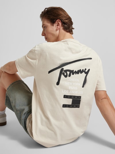 Tommy Jeans T-shirt o kroju Regular Fit z nadrukiem z logo Beżowy 3