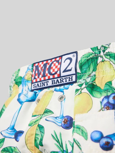 Produktfoto, Straight Fit Badeshorts mit Logo-Patch Modell 'Gustavia' von MC2 Saint Barth, floraler Allover-Print, Gesäßtasche, elastischer Bund mit Tunnelzug, gelb-grüne Farbtöne, glatte Textur