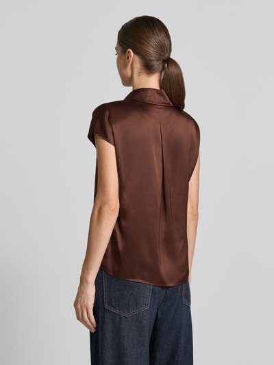 Frauenmodel trägt Regular Fit Hemdbluse aus reiner Seide von Luisa Cerano in Braun mit Kurzarm und gelegter Falte, Ganzkörperansicht Rückansicht.