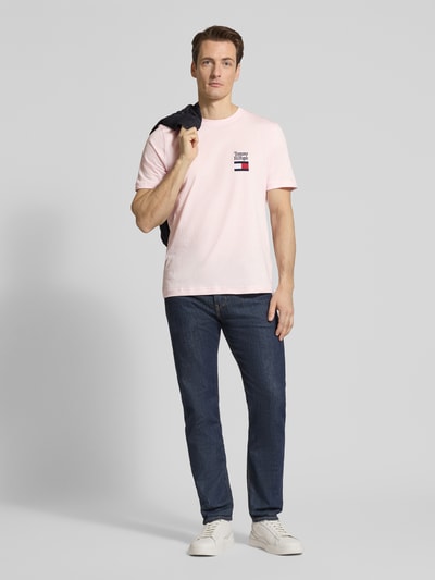 Männermodel trägt Regular Fit T-shirt aus puur katoen Model 'BRAND LOVE TEXT' van Tommy Hilfiger, look: effen, ronde hals, korte mouw, labelstitching en gestikt logo, ganzkörperansicht von vorne.
