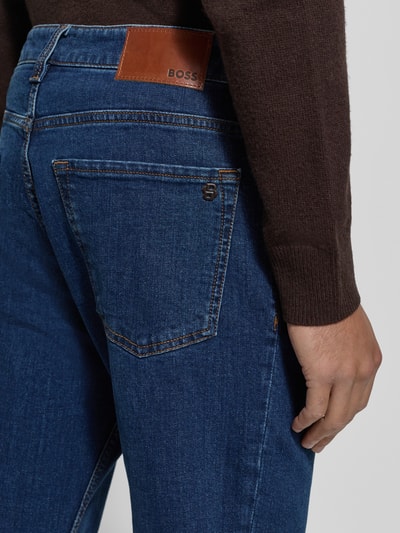 Männermodel trägt Regular Fit Jeans aus Baumwoll-Mix Modell 'RE.MAINE BO' von BOSS Orange, Optik: Unifarben, Detailaufnahme Rückansicht.