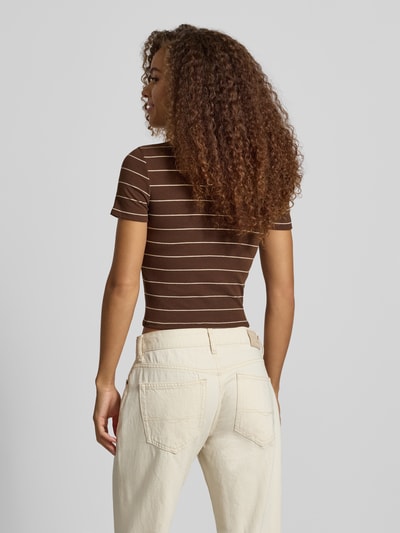 Männermodel trägt Slim Fit T-Shirt mit Viskose-Anteil Modell 'JUNE' von ONLY in Braun mit weißen Streifen, Ganzkörperansicht Rückansicht, Damski t-shirt von ONLY