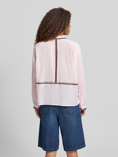 Frauenmodel trägt Regular Fit Hemdbluse mit floralem Stitching von Jake*s Casual in zartem Rosa mit dunklen Ziernähten, Ganzkörperansicht Rückansicht. Rückenlänge bei Größe 36: 61 cm, Ärmellänge bei Größe 36: 57 cm, Hemdblusenkragen, durchgängige Knopfleiste, eingefasste Ärmelabschlüsse.