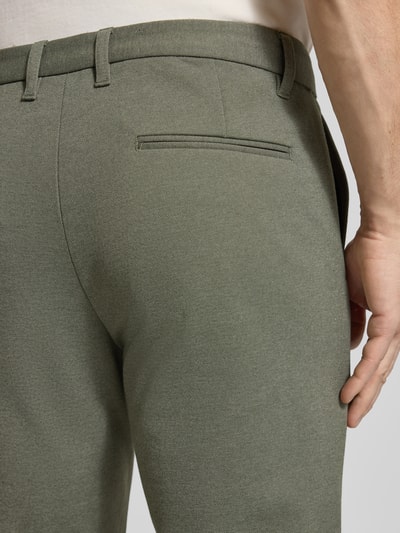 Männermodel draagt Cropped Hose mit Eingrifftaschen van Lindbergh, materiaalmix met viscose, fijn gestructureerd, detailopname rugzijde