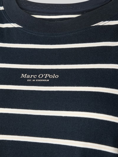 Frauenmodel trägt Regular Fit Nachthemd aus reiner Baumwolle von Marc O'Polo, Optik: Unifarben, Label-Print, Nahaufnahme Oberkörper.