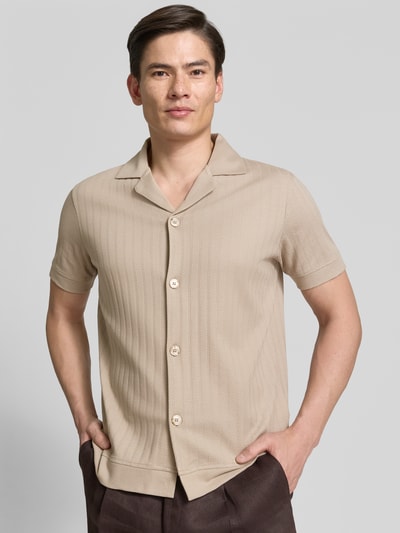 Männermodel trägt Regular Fit Poloshirt mit durchgehender Knopfleiste von JOOP! Collection in Beige, reine Baumwolle, Nahaufnahme Oberkörper.
