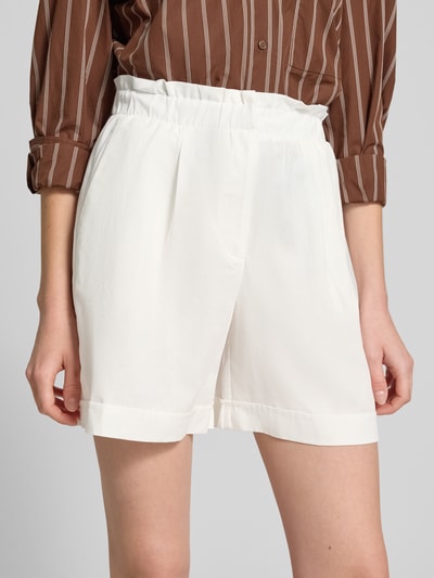 Frauenmodel trägt Regular Fit Bermudas aus Baumwoll-Leinen-Mix Modell 'SELMA' von Vero Moda, Optik: Unifarben, Materialverarbeitung: Popeline, mit Gürtelschlaufen, seitlichen Eingrifftaschen, Verschluss: Schiebehaken und verdeckter Reißverschluss, Ganzkörperansicht von vorne.
