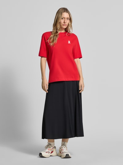 Vrouwenmodel draagt Loose Fit midi-rok uit lyocell-baumwoll-mix model 'ILENIAA LARAA' van Armedangels, effen kleuren, fijnrib, elastische band met logostitching, midilengte, labelopschrift, mix van katoen en lyocell, look (onderstuk), ganzekörperaanzicht van voren.