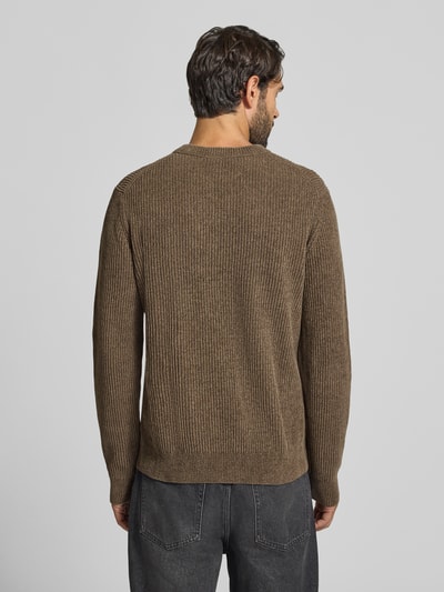 Männermodel trägt sweter z dzianiny z mieszanki bawełny z dodatkiem wełny Profuomo, Gruby ścieg, okrągły dekolt, krój regular fit, Długość tyłu w rozmiarze M: 65 cm, Długość rękawów w rozmiarze M: 70 cm, brązowy kolor, Ganzkörperansicht Rückansicht