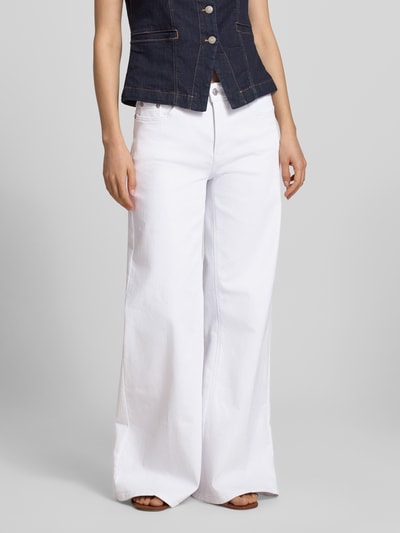 Kobiece modelka nosi Flared Fit Jeans im 5-Pocket-Design od MAC, biały kolor, elastyczny bawełniany miks, szerokie nogawki, zapięcie na guzik i zamek, Szerokość w rozmiarze 36/32: 40 cm, długość nogawki wewnętrznej: 81 cm, widok całej sylwetki z przodu