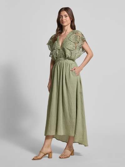 Vrouwenmodel draagt Midikleid met Loch-Stickerei Modell 'Cole' van Copenhagen Muse in lichtgroen, getailleerde pasvorm, semi-transparant, kapmouwen, modal-mix, lengte rug maat S 112 cm, volledig lichaam vooraanzicht.