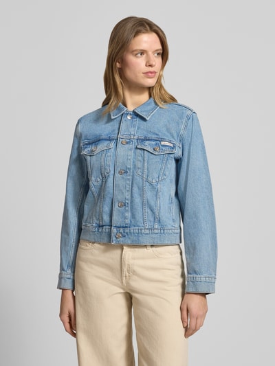 Vrouwenmodel draagt Regular Fit Jeansjacke mit Brusttaschen Modell 'Panama' van Calvin Klein Jeans in lichtblauw, elastische katoenmix, logo-patch op borst, klepzakken, kraag, knoopsluiting, frontale volledige lichaamsweergave.