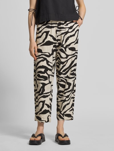 Vrouwenmodel draagt Leinenhose mit Eingrifftaschen Modell 'LINNO' van ICHI, mix van linnen en viscose, barrel fit, tunnelkoord, steekzakken, bandwijdte maat 36: 39 cm, binnenbeenlengte 64 cm, zwart-wit print, detailopname vooraan.