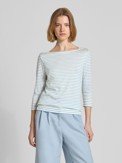 Vrouwenmodel draagt Regular Fit Longsleeve uit lyocellmix van Windsor, dames shirt met lange mouwen, envelope hals, 3/4-mouw, ruglengte maat 36 59 cm, lichtblauw met witte strepen, gladde textuur, voorkant hele lichaam.