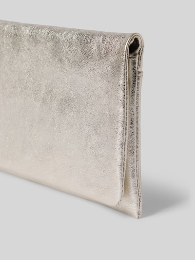 Produktfoto, Clutch aus echtem Leder mit Strukturmuster von Abro in Silber, texturierte Oberfläche, Umschlag mit Magnetverschluss, neutraler Hintergrund
