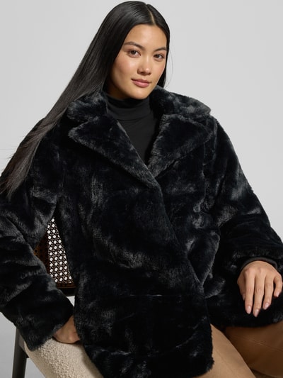 Frauenmodel trägt schwarze Jacke mit Reverskragen Modell 'Ay44ssa' von ZABAIONE aus Kunstfell, Regular-Fit, Nahaufnahme Oberkörper. Rückenlänge 80 cm, Schulterbreite 41 cm, Brustweite 55 cm, Ärmellänge 65 cm.