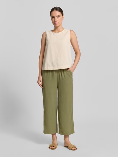 Frauenmodel trägt Culotte mit Bindegürtel Modell 'JOSA' von Vila in Olive, Loose-Fit, Elastischer Bund, Seitliche Eingrifftaschen, Bundweite 35 cm, Innenbeinlänge 91 cm, Ganzkörperansicht von vorne.