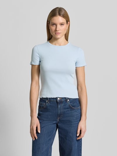 Frauenmodel trägt T-Shirt mit Wellensaum von Jake*s Casual in Hellblau, fein gerippter Baumwoll-Mix, körpernaher Schnitt, Ganzkörperansicht von vorne
