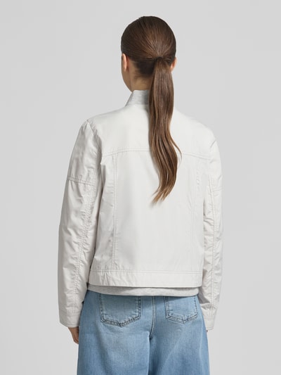 Frauenmodel trägt eine helle Jacke mit Zweiwege-Reißverschluss von Amber & June, Regular Fit, Rückansicht, Ganzkörperansicht Rückansicht.