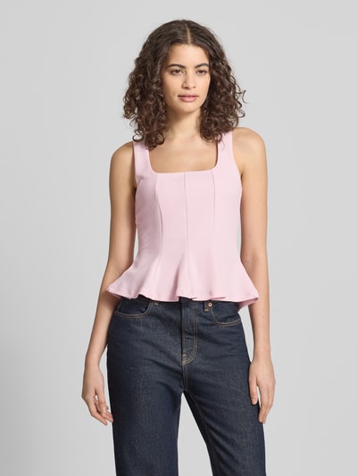 Frauenmodel trägt Slim Fit Top in Falten-Optik von Gina Tricot in Rosa, ärmellos, elastischer Material-Mix, Ganzkörperansicht von vorne.