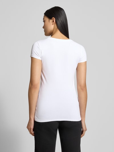 Kobiece modelka nosi T-Shirt mit Ziersteinbesatz od Guess, biały, slim fit, bawełna z elastanem, widok całej sylwetki z tyłu.