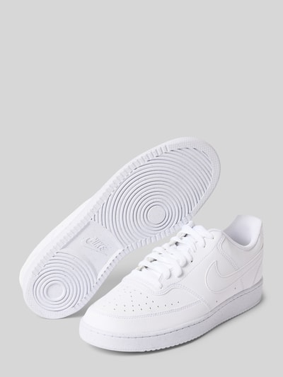 Produktfoto, Sneaker mit Logo Modell 'Court Vision Low' von Nike, weiße Farbe, runde Spitze, Schnürung, strukturierte Sohle, Herren Sneaker, Maße: Absatz 2 cm, Schafthöhe 8 cm, Schaftweite 10 cm.