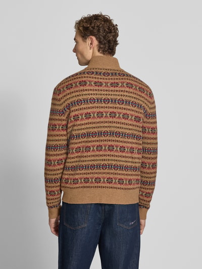 Męski model nosi Regular Fit Pullover aus reiner Wolle od Polo Ralph Lauren, brązowy z wzorami, tekstura dzianiny, widok całej sylwetki z tyłu