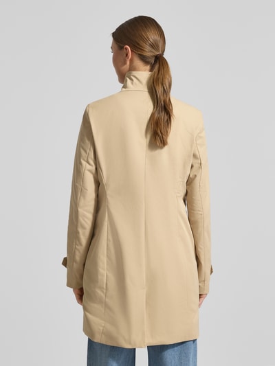 Frauenmodel trägt Trenchcoat mit Stehkragen und Ärmelriegeln von Christian Berg Woman Selection, beige, strukturierte Oberfläche, Ganzkörperansicht Rückansicht.