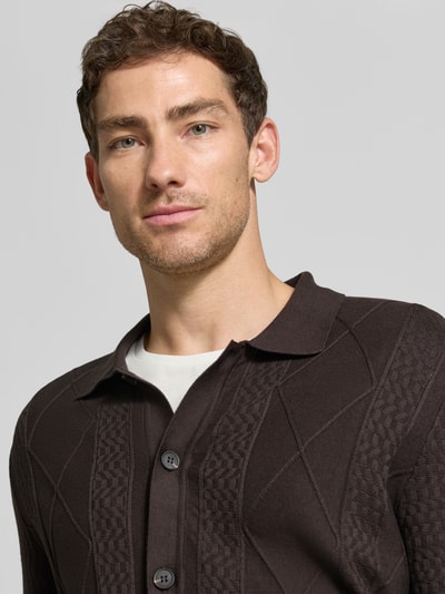 Männermodel trägt Strickjacke mit Strukturmuster Modell 'YARO' von CINQUE in Dunkelbraun, reine Baumwolle, Nahaufnahme Oberkörper.