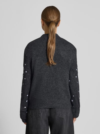 Frauenmodel trägt Regular Fit Strickpullover mit Stickereien von Tom Tailor Denim, unifarben, langarm, grobe Strickstruktur, Rückansicht.