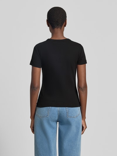Frauenmodel trägt Slim Fit T-Shirt aus Baumwoll-Mix Modell 'KARDAA' von Armedangels, Optik: Unifarben, Feinripp, Logo-Stitching, Ganzkörperansicht Rückansicht.