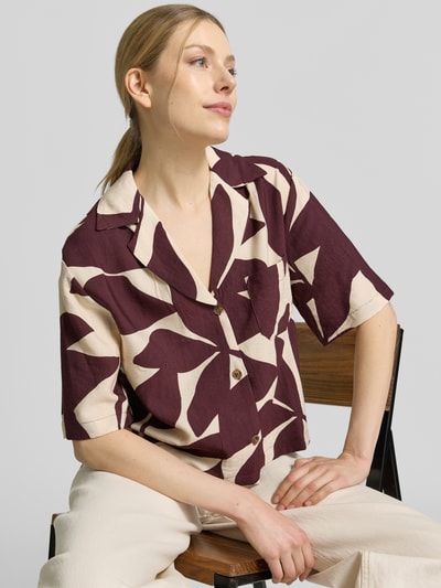 Frauenmodel trägt Relaxed Fit Bluse im Allover-Look Modell 'PLUMAS' von Mango, Viskose-Mix, bordeaux-beige, Nahaufnahme Oberkörper.
