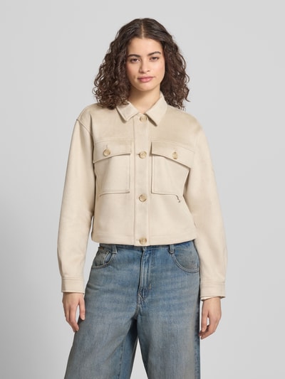 Frauenmodel trägt Regular Fit Jacke in Lederoptik mit Brustpattentaschen Modell 'BELICIA LIFE' von Only, beige, unifarben, Velourslederoptik, Umlegekragen, einreihige Knopfleiste, langarm, Manschette, ganzkörperansicht von vorne.