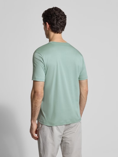 Männermodel trägt Regular Fit T-Shirt aus reiner Baumwolle Modell 'SPIRIT70' von BOSS Green x Porsche in Mintgrün, unifarben, Ganzkörperansicht Rückansicht.