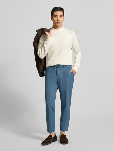 Männermodel trägt Slim Fit Stoffhose mit elastischem Bund von MCNEAL in Blau, Material-Mix mit Viskose-Anteil, Ganzkörperansicht von vorne.