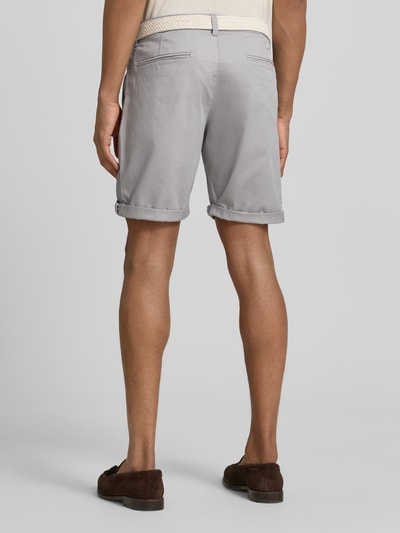 Männermodel trägt Bermudas mit Gürtel und Eingrifftaschen von MCNEAL in Hellgrau, Baumwoll-Mix, Straight Fit, Gesäßleistentaschen, Ganzkörperansicht Rückansicht.