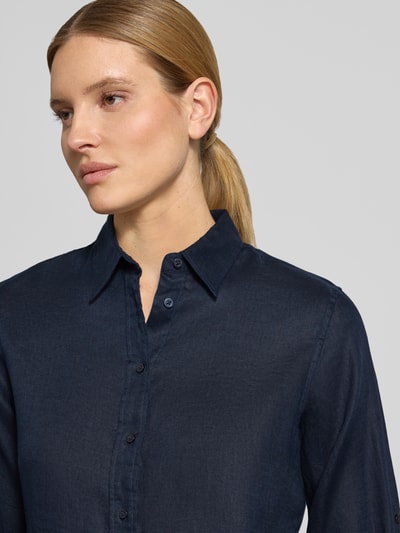 Frauenmodel trägt Relaxed Fit Leinenhemd aus reinem Leinen von Lauren Ralph Lauren in Dunkelblau, unifarben, Nahaufnahme Oberkörper.