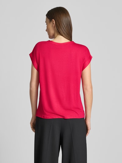 Modelka nosi T-shirt z okrągłym dekoltem 'ELLETTE' od Vila, luźny krój, mieszanka wiskozy i elastanu, długość tyłu 57 cm, widok całej sylwetki z tyłu.