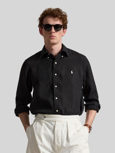 Męski model nosi Regular Fit Freizeithemd aus reinem Leinen von Polo Ralph Lauren, efekt: jednolity kolor, krój regular fit, kołnierzyk typu button down, jednorzędowa listwa guzikowa, detal z logo, pas na plecach z zakładką cacharel, zapięcie na guziki, długi rękaw z mankietami sportowymi, materiał cieniowana przędza, len, koszula casualowa; całkowity widok z przodu.