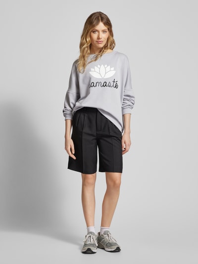 miss goodlife Sweatshirt mit Statement-Print Modell 'Double namaste' Mittelgrau 1