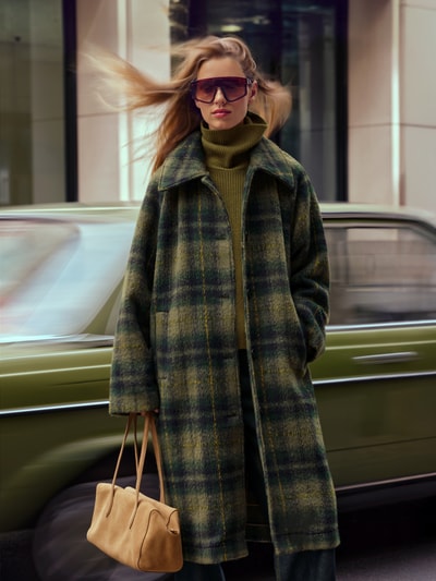 Kobiece modelka nosi Relaxed Fit Płaszcz z wykładanym kołnierzem i wpuszczanymi kieszeniami od Noisy May, listwa guzikowa, całkowity widok z przodu.