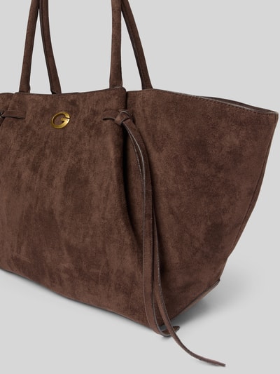 Produktfoto, Handtasche in Leder-Optik Modell 'ALLEGRA' von GUESS in Braun, strukturiertes Material, Logo-Detail, schmaler Schulterriemen