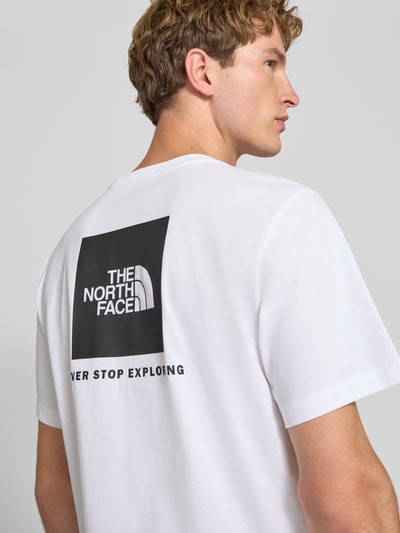 Mannenmodel draagt t-shirt met labelprint Model 'Evolution' van The North Face, katoenmix, regular fit, ruglengte bij maat M 73 cm, achteraanzicht