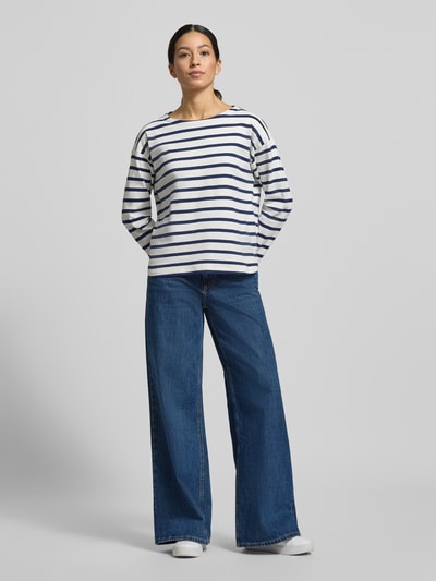 Modelka prezentuje Longsleeve mit Rundhalsausschnitt Modell 'RAMSI' od B.Young, bawełna, luźny krój, przód, długość tyłu 54 cm, widok całej sylwetki z przodu.