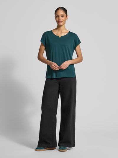 Kobiece model prezentuje damski t-shirt Regular Fit T-Shirt aus Modal-Mix od Tom Tailor w jednolitym kolorze, krój regular fit, dekolt w łódkę, bez rękawów, z bocznymi rozcięciami, wykończenie: pika, materiał: mieszanka modalu; pełny widok od przodu.