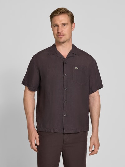 Männermodel trägt Relaxed Fit Leinenhemd mit Resortkragen von Lacoste, Optik: Unifarben, Material: Leinen, Nahaufnahme Oberkörper