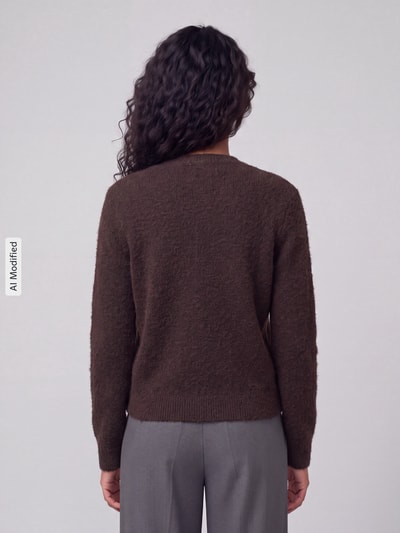 Frauenmodel trägt Regular Fit Strickjacke mit Woll-Anteil Modell 'MALOU' von PIECES in Braun, schlichte Struktur, Ganzkörperansicht Rückansicht, KI-modifiziertes Bild.