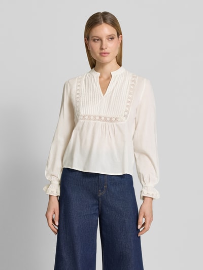 Vrouwenmodel draagt blouse met gehaakt kant model 'Tamya' van mbyM, puur katoen, recht model, serafinokraag, mouwboorden elastisch, ruglengte maat S 61 cm, mouwlengte 62 cm, voorkant volledige lichaamsopname.