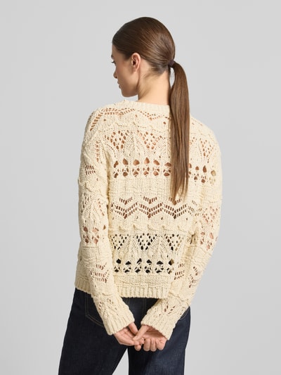 Frauenmodel trägt Strickpullover mit Rundhalsausschnitt von Oui in Creme, Baumwoll-Mix, Regular Fit, offene Strickstruktur, Ganzkörperansicht Rückansicht.
